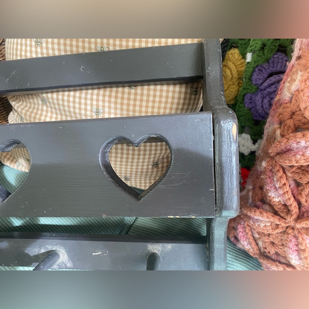 Vintage Cottagecore wooden heart trinket shelf with peg hooks - Picture 8 of 11
